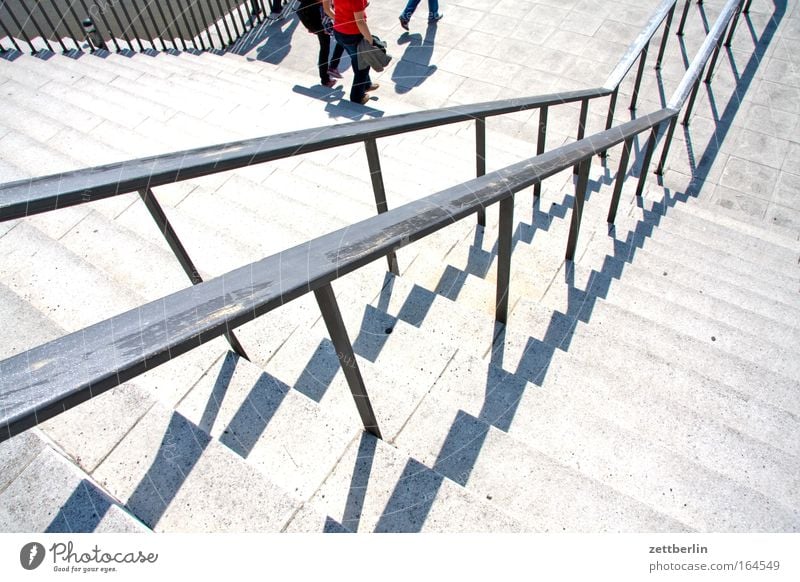 Treppe stufe Niveau steigen Abstieg aufsteigen Freitreppe Geländer Treppengeländer Sonne Schatten Sommer Karriere verrückt aufwärts abwärts Treppenabsatz Beine