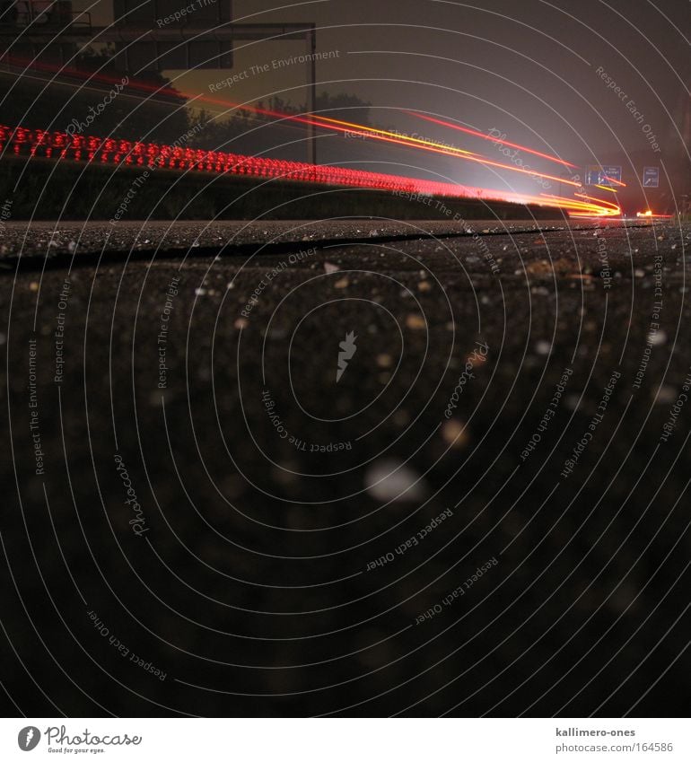 Drive Home Farbfoto Außenaufnahme Textfreiraum unten Nacht Lichterscheinung Froschperspektive Verkehrswege Autofahren Autobahn PKW Bewegung leuchten