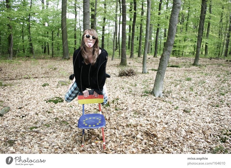 ääätsch Farbfoto Außenaufnahme Tag Vorderansicht Freude Freiheit feminin Junge Frau Jugendliche 1 Mensch Natur Schönes Wetter Baum Blatt Wald Bewegung lachen