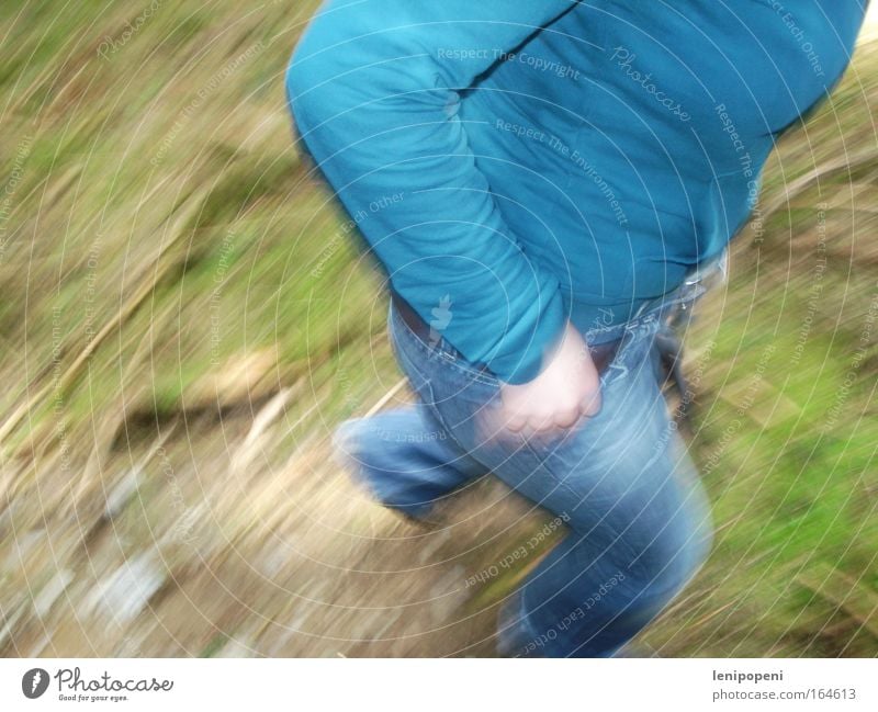 Erwischt! Farbfoto Außenaufnahme Tag Bewegungsunschärfe Blick nach unten Sommer wandern feminin Umwelt Natur Erde Moos Jeanshose Jacke Gürtel atmen rennen