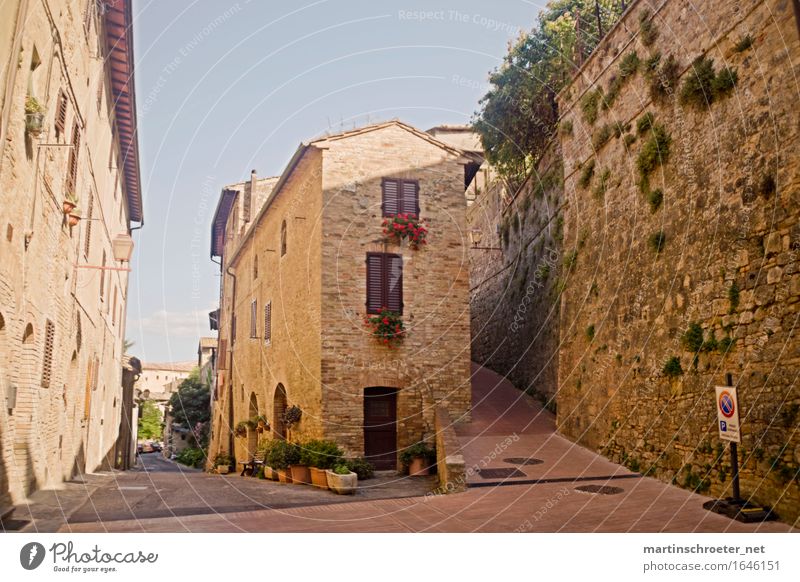 In den Gassen von San Gimignano Sommer Schönes Wetter Wärme Dorf Kleinstadt Stadtzentrum Menschenleer Haus Traumhaus Hütte Bauwerk Gebäude Architektur Fassade