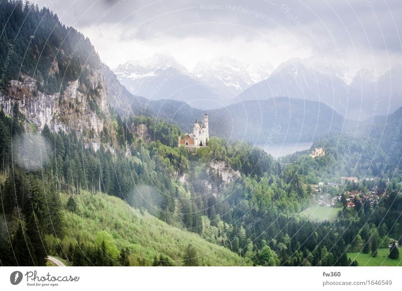 Cloudy View Schloss Neuschwanstein Bayern Deutschland Europa Dorf bevölkert Menschenleer Palast Burg oder Schloss Sehenswürdigkeit Wahrzeichen Seilbahn Skilift