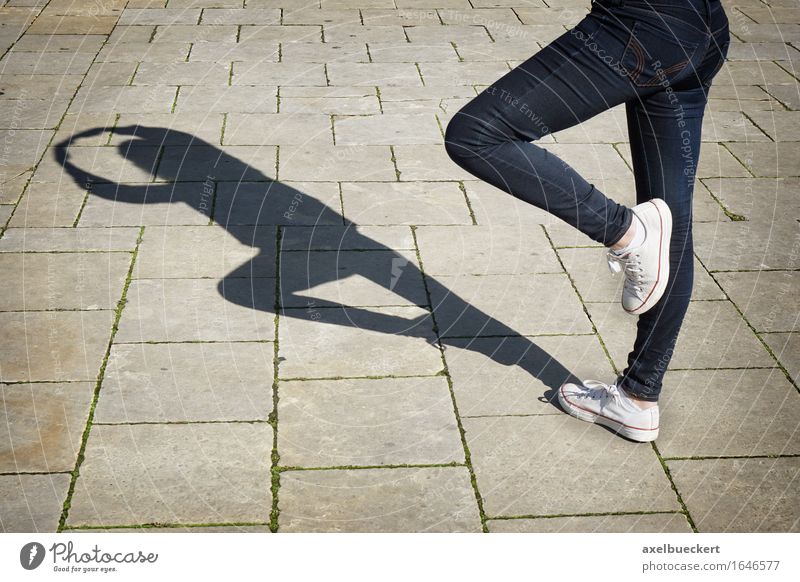 Urban Ballerina Lifestyle Freizeit & Hobby Mensch feminin Junge Frau Jugendliche Erwachsene Beine 1 18-30 Jahre Tanzen Tänzer Balletttänzer Jeanshose Farbfoto