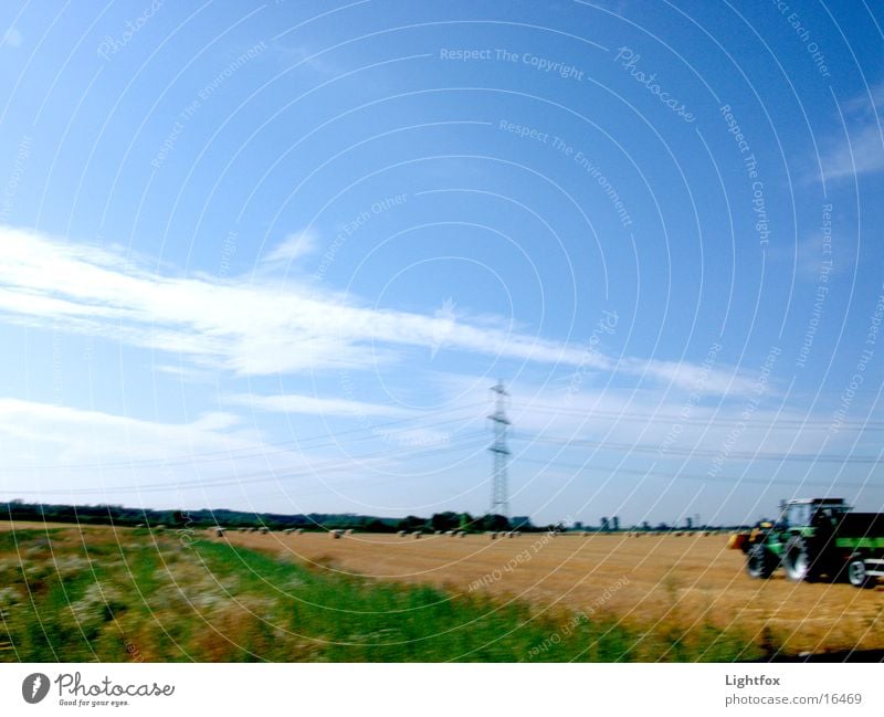 Trecker fahn Traktor Unschärfe Feld Strohballen Herbst Strommast Weizen Weizenfeld Mähdrescher Elektrisches Gerät Technik & Technologie Landschaft Dynamik