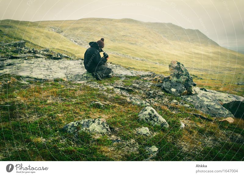 Der hohe Norden X Erholung Meditation Abenteuer Ferne wandern Mensch feminin 1 Natur schlechtes Wetter Regen Felsen Berge u. Gebirge Fjäll fantastisch klein