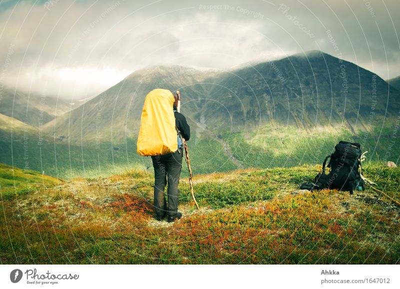 Zum Dazustellen Ferien & Urlaub & Reisen Abenteuer Berge u. Gebirge wandern Junge Frau Jugendliche 1 Mensch Natur Rucksack Zufriedenheit Leidenschaft