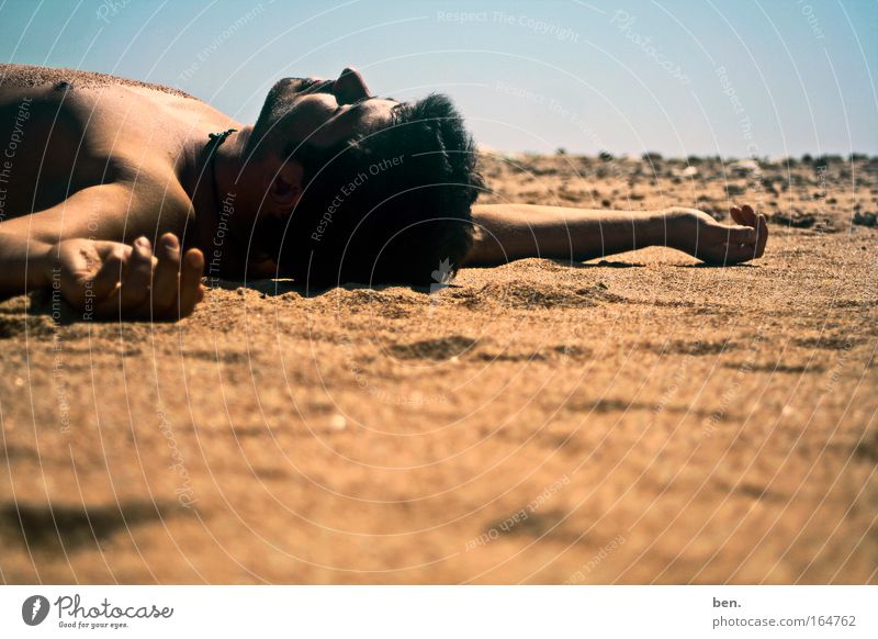 abliegen Farbfoto Außenaufnahme Textfreiraum unten Sonnenlicht geschlossene Augen Ferien & Urlaub & Reisen Tourismus Sommer Sommerurlaub Sonnenbad Strand Meer