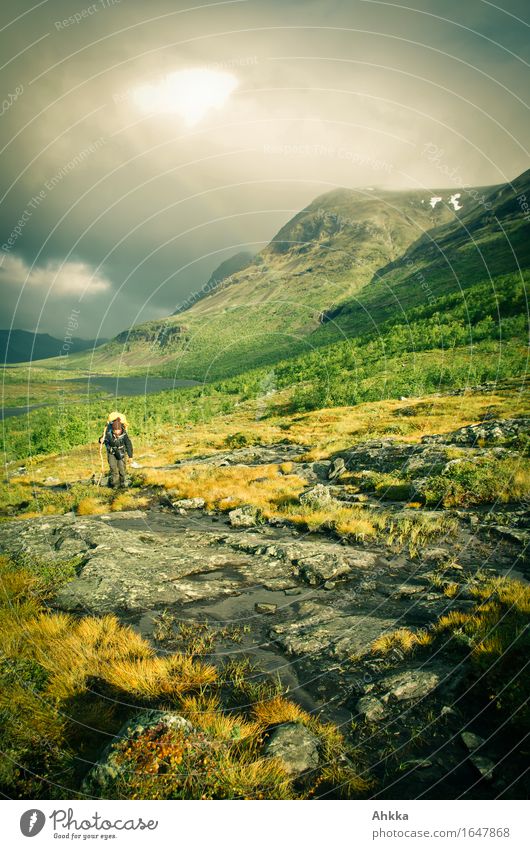 Fjell Ferien & Urlaub & Reisen Abenteuer Berge u. Gebirge wandern 1 Mensch Natur Landschaft Wetter Schönes Wetter schlechtes Wetter Sturm Regen Felsen Metall