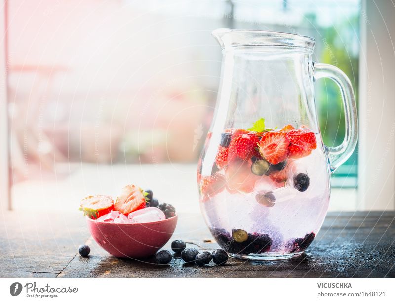 Krug mit Beeren Wasser Lebensmittel Frucht Getränk Erfrischungsgetränk Trinkwasser Geschirr Stil Design Gesundheit Gesunde Ernährung Fitness Infuser Eiswürfel