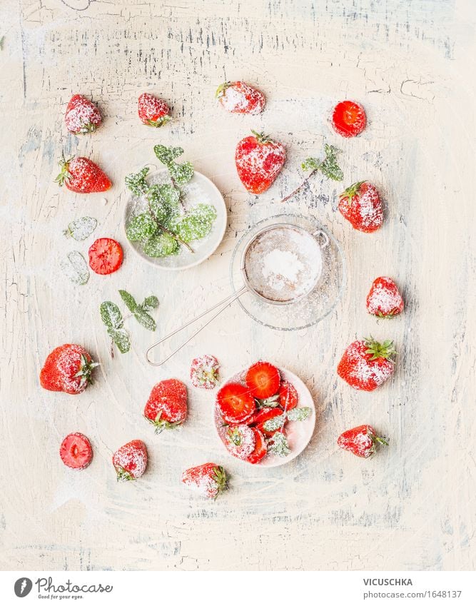 Erdbeeren , Puderzucker und Minzeblätter Lebensmittel Frucht Dessert Ernährung Frühstück Bioprodukte Vegetarische Ernährung Diät Teller Schalen & Schüsseln Stil