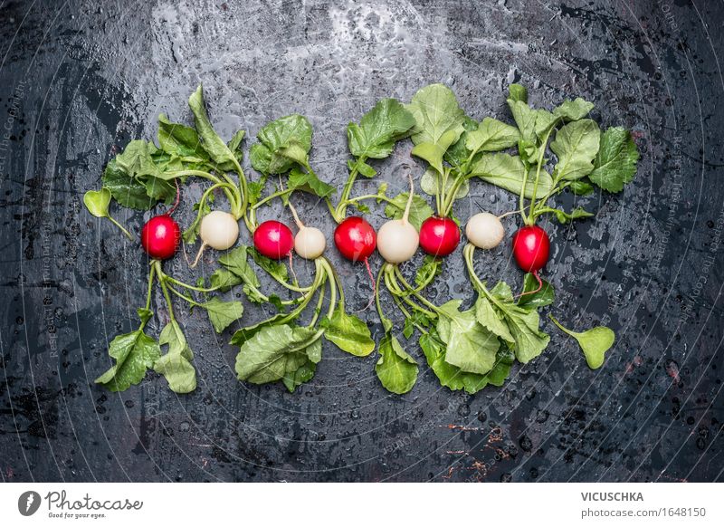 Frische weiße und rote Radieschen mit Blättern Lebensmittel Gemüse Ernährung Bioprodukte Vegetarische Ernährung Diät Stil Design Gesunde Ernährung Sommer Natur