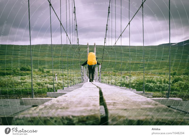 Irrwege VI sportlich Ferien & Urlaub & Reisen Abenteuer Mensch 1 Landschaft Berge u. Gebirge Brücke Fußweg grün orange Willensstärke Mut Vertrauen Sicherheit