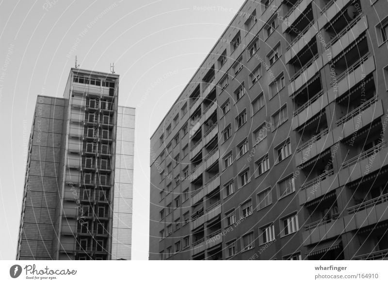 Legebatterien Plattenbau Neubau Beton Balkon Fenster DDR Neubausiedlung Dresden Johannstadt trist trüb dunkel Linie streng Geometrie erschlagen schwer