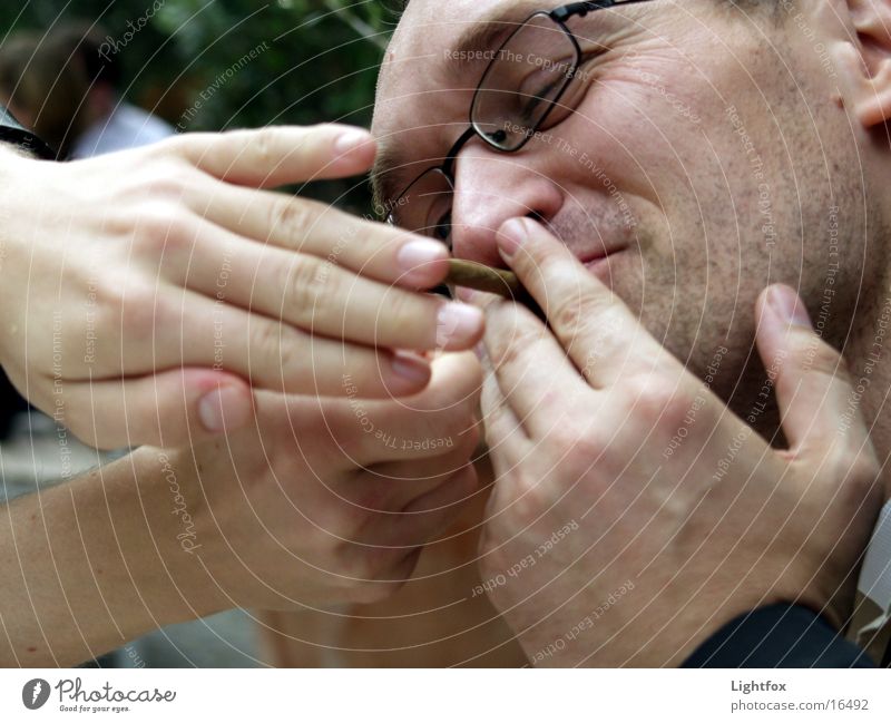 Glimmstengelfinger geben Mann Hand Bart Gefäße Finger Brille maskulin Dreitagebart Zigarillo Zigarette Rauchen Café Mensch Brand lachen schmacht Freude Ohr ich