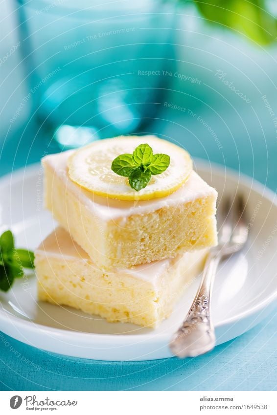 Lemoncake Kuchen zitronenkuchen Lebensmittel Speise Foodfotografie blau Zitrone Essen Dessert Backwaren lecker genießen süß blechkuchen gelb fruchtig homemade