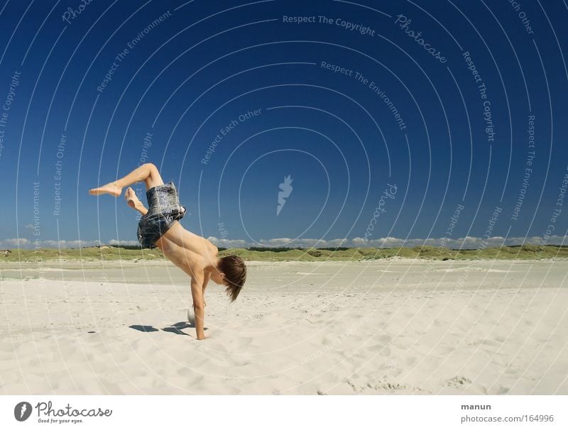 Beachboy Farbfoto Gedeckte Farben Außenaufnahme Textfreiraum rechts Textfreiraum oben Textfreiraum unten Textfreiraum Mitte Hintergrund neutral Tag Abend