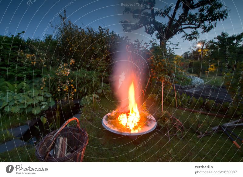 4200 - Feuer Abend brennen Erholung Brand Feuerstelle Feuerschein Feuerwehr Flamme Frühling Garten Schrebergarten Gartenhaus Nacht Natur offen Sommer Holz Rauch