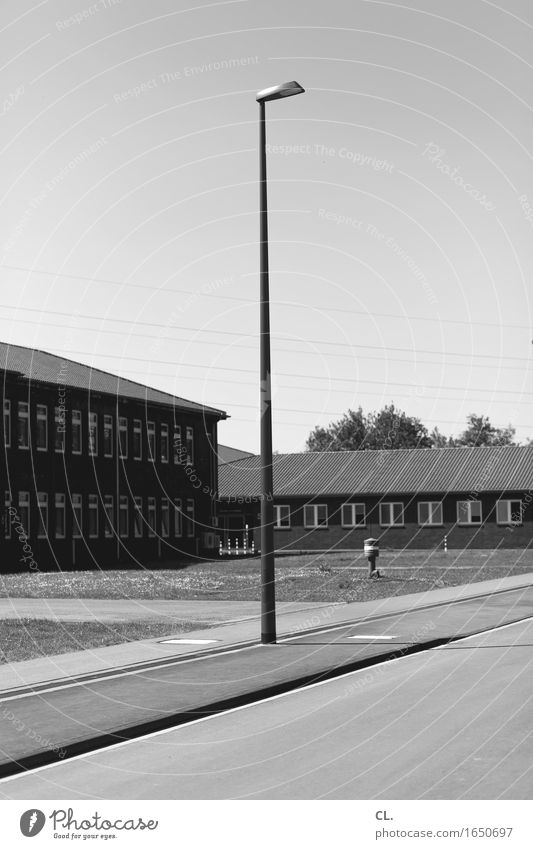 straßenlaterne Himmel Wolkenloser Himmel Schönes Wetter Wiese Menschenleer Haus Gebäude Architektur Verkehr Verkehrswege Straße Wege & Pfade Straßenbeleuchtung