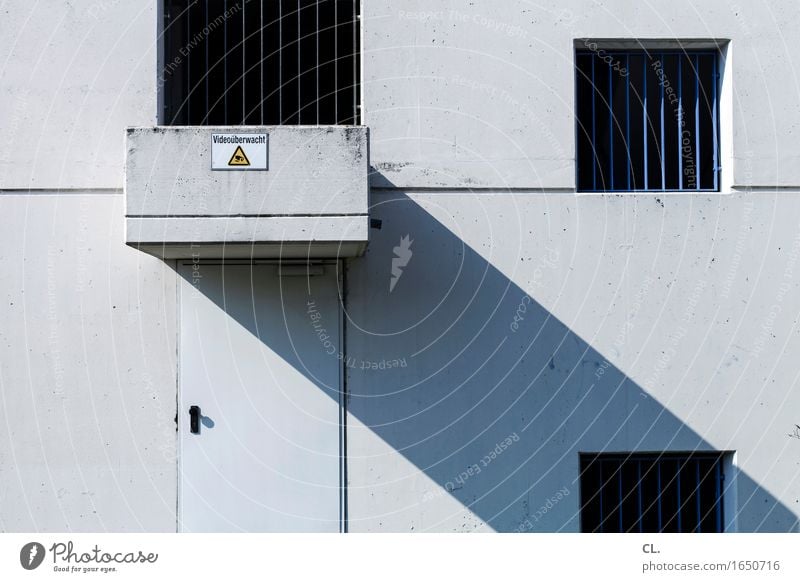 videoüberwacht Haus Industrieanlage Fabrik Gebäude Architektur Mauer Wand Fassade Fenster Tür Gitter Hinweisschild Warnschild trist grau Angst Zukunftsangst