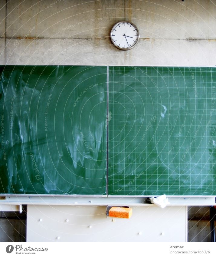 Nachsitzen Farbfoto Innenaufnahme Menschenleer Zentralperspektive Bildung Schule Klassenraum Tafel Hörsaal Mauer Wand grün Schwamm Uhrwerk nachsitzen Kreide