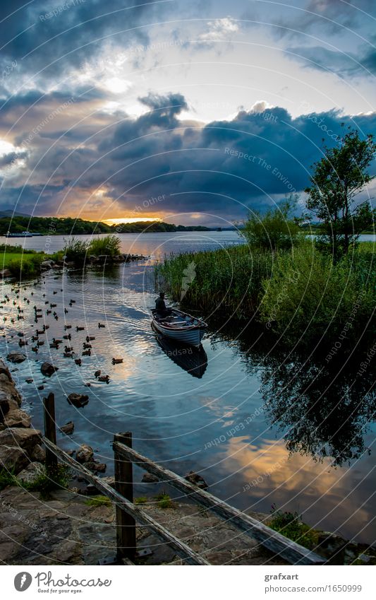 Boot am Lough Leane im Killarney National Park in Irland Republik Irland See Sonnenuntergang Wasserfahrzeug Abend Dämmerung dunkel friedlich Gewitterwolken