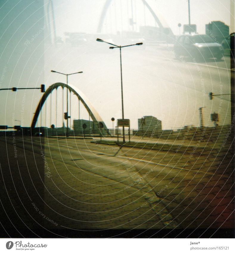 willkommen in... Farbfoto Gedeckte Farben Außenaufnahme Experiment Lomografie Holga Menschenleer Morgen Morgendämmerung Sonnenlicht Stadt Brücke Verkehrswege