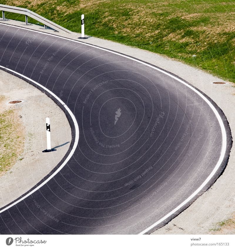 Kurve Farbfoto mehrfarbig Außenaufnahme Detailaufnahme Menschenleer Textfreiraum Mitte Tag Starke Tiefenschärfe Zentralperspektive Landschaft Verkehr