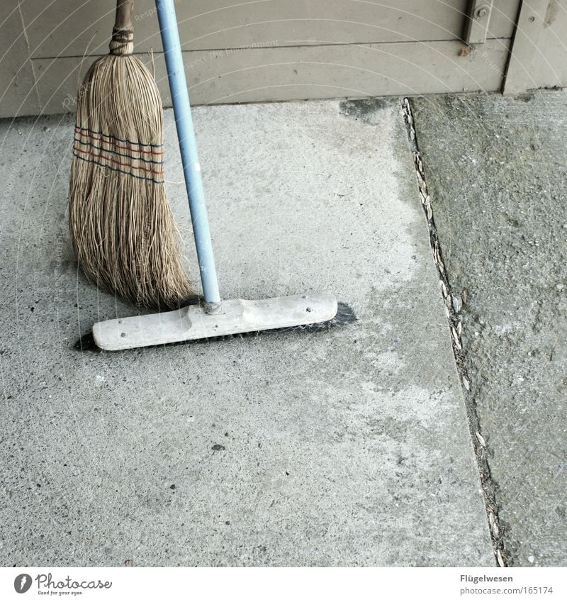 Alter Besen liebt junges Ding... Farbfoto Außenaufnahme Textfreiraum rechts Textfreiraum unten Häusliches Leben Gartenarbeit Schaufel Maler Mauer Wand Treppe