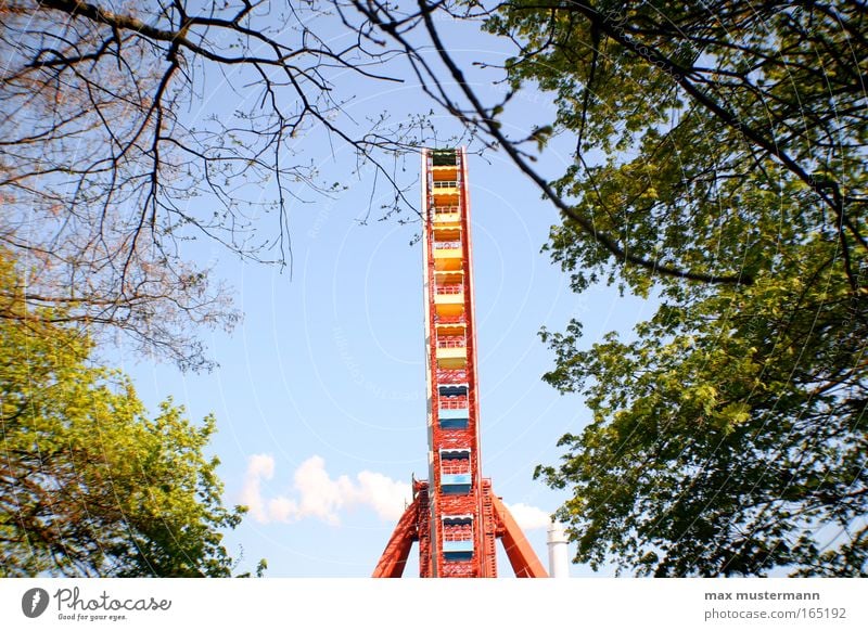 hidden ferris wheel Farbfoto Außenaufnahme Menschenleer Tag Licht Sonnenlicht Totale Freude Riesenrad Sommer Jahrmarkt Feierabend Veranstaltung Hauptstadt Park