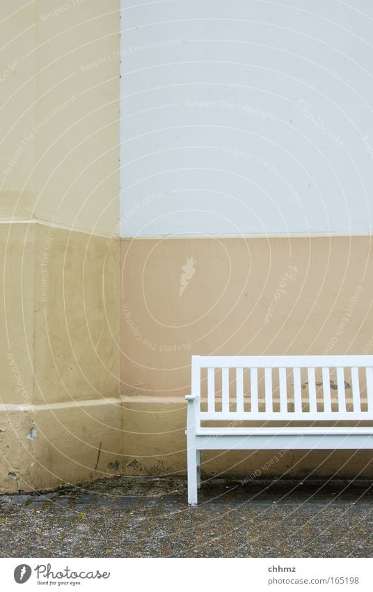 Bank Farbfoto Gedeckte Farben Außenaufnahme Detailaufnahme Menschenleer Textfreiraum oben Tag Totale Erholung ruhig Möbel Park Platz Gebäude Mauer Wand Fassade