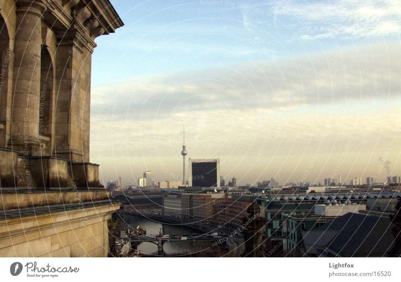 Reichstag und gute Nacht Osten Wolken Haus Beamte Spree Bauwerk Dämmerung Gebäude Spiegel historisch Berlin Skyline Deutscher Bundestag Ferne Himmel Wasser blau