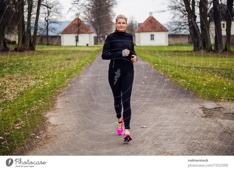 mittelgroße Frau, die im Park läuft. Sport Joggen Erwachsene Gras Wege & Pfade Strumpfhose Schuhe Fitness dünn Geschwindigkeit grün rosa schwarz Tatkraft