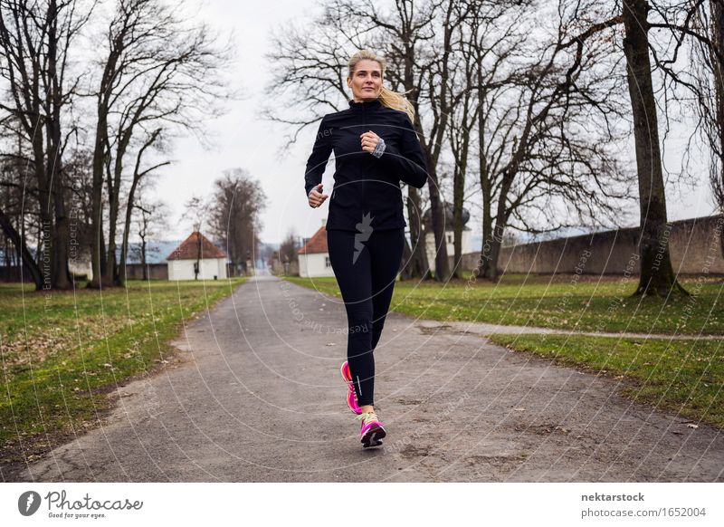 mittelgroße Frau, die im Park läuft. Sport Joggen Erwachsene Gras Wege & Pfade Strumpfhose Schuhe Fitness dünn Geschwindigkeit grün rosa schwarz Tatkraft