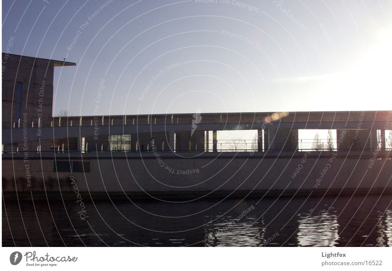 Kanzlers zu Hause Regierung Stadt Gebäude verschwenden Bundeskanzler Amt Wasserfahrzeug Beamte Spree Bauwerk Dämmerung Wolken Spiegel Architektur Berlin modern