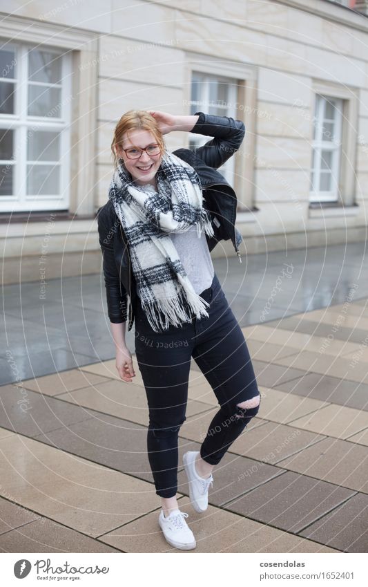 regen 03 Lifestyle Freude Student feminin Junge Frau Jugendliche 1 Mensch 18-30 Jahre Erwachsene Wetter schlechtes Wetter Unwetter Wind Regen Gewitter Stadt