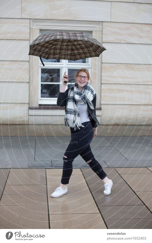 regen 02 Lifestyle Stil Ausflug Sightseeing Student feminin Junge Frau Jugendliche Erwachsene 1 Mensch 18-30 Jahre schlechtes Wetter Regen Gewitter Stadt