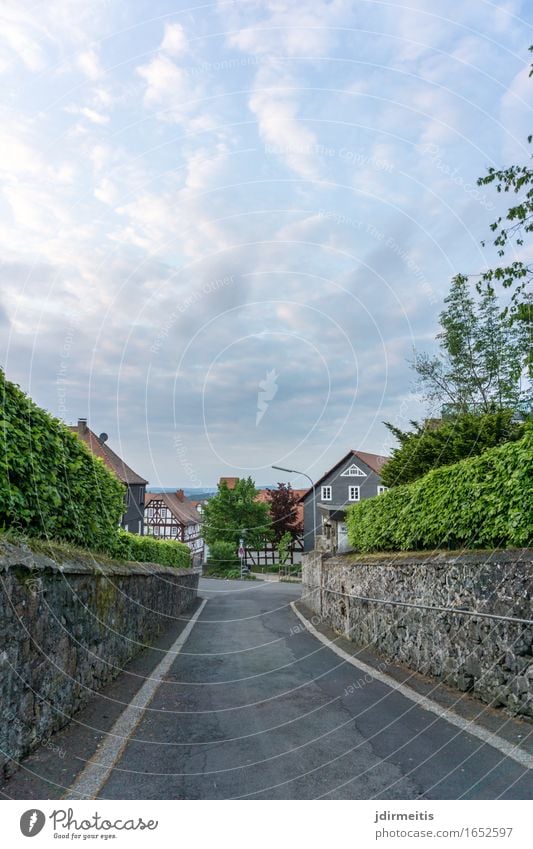 Dorfstraße Ferien & Urlaub & Reisen Sightseeing Umwelt Landschaft Himmel Wolken Kleinstadt Menschenleer Haus Einfamilienhaus Burg oder Schloss Ruine Gebäude