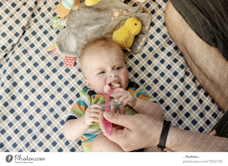 Weiß noch nicht, ob mir das schmeckt ... Frucht Ernährung Essen Slowfood Besteck feminin Kind Baby Kleinkind Mädchen Kindheit 0-12 Monate Banane Ekel probieren