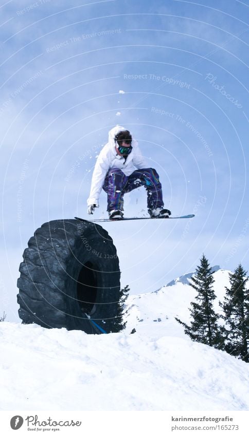 Abheben Farbfoto Außenaufnahme Tag Blick nach vorn maskulin 1 Mensch Natur Winter Schnee Baum Berge u. Gebirge Bewegung Sport Coolness frei hoch sportlich weiß