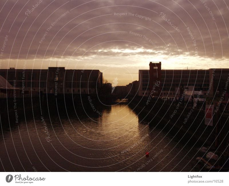 Wo ich geh und Spree Bauwerk Dämmerung Reflexion & Spiegelung Beamte Wolken Gebäude Berlin Wasser rölich Abend Himmel blau Deutscher Bundestag Stein orange Glas