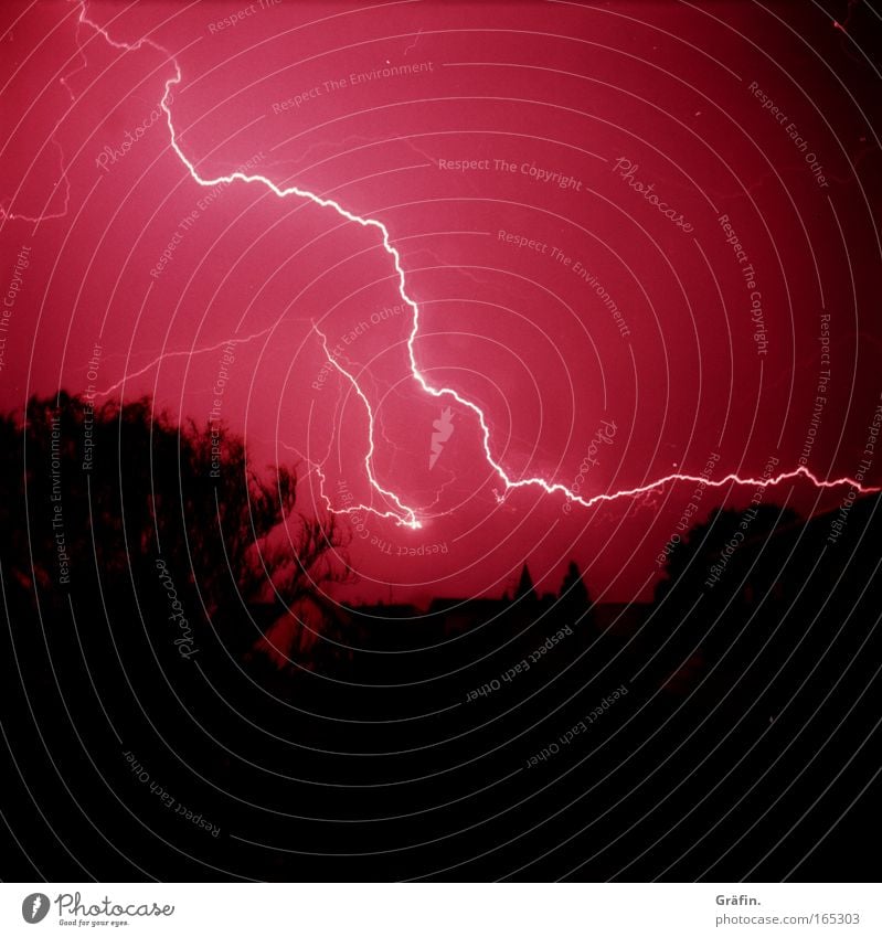 Energieverschwendung Lomografie Holga Nacht Langzeitbelichtung Gewitterwolken Nachthimmel Unwetter Sturm Blitze Aggression bedrohlich dunkel gruselig violett