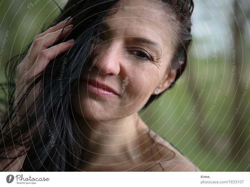 . feminin 1 Mensch Wald schwarzhaarig langhaarig beobachten Denken Blick träumen warten schön selbstbewußt Coolness Leidenschaft Schutz Geborgenheit Erotik