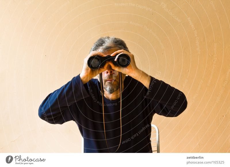 Suche Fernglas Teleskop Perspektive Meinung Ferne Aussicht suchfunktion Mann Senior alt sitzen Sitzgelegenheit Stuhl beobachten Blick sichtkontakt Kontakt