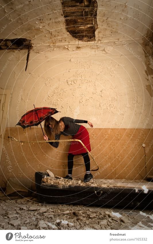 teardrops Farbfoto Gedeckte Farben Innenaufnahme Textfreiraum oben Weitwinkel Ganzkörperaufnahme Wegsehen Stil feminin Junge Frau Jugendliche Erwachsene 1