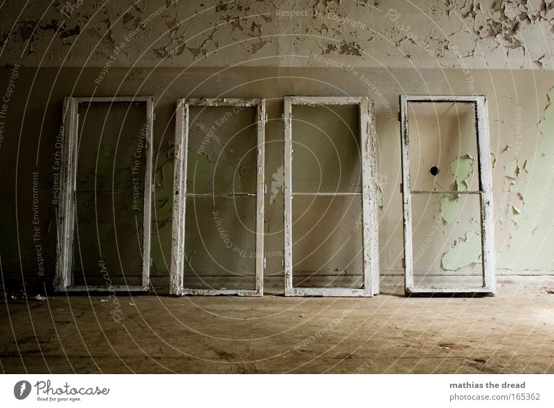 FENSTER PUTZEN Farbfoto Gedeckte Farben Innenaufnahme Menschenleer Tag Licht Schatten Kontrast Ruine Gebäude Mauer Wand Fenster Stein Holz alt Fensterrahmen