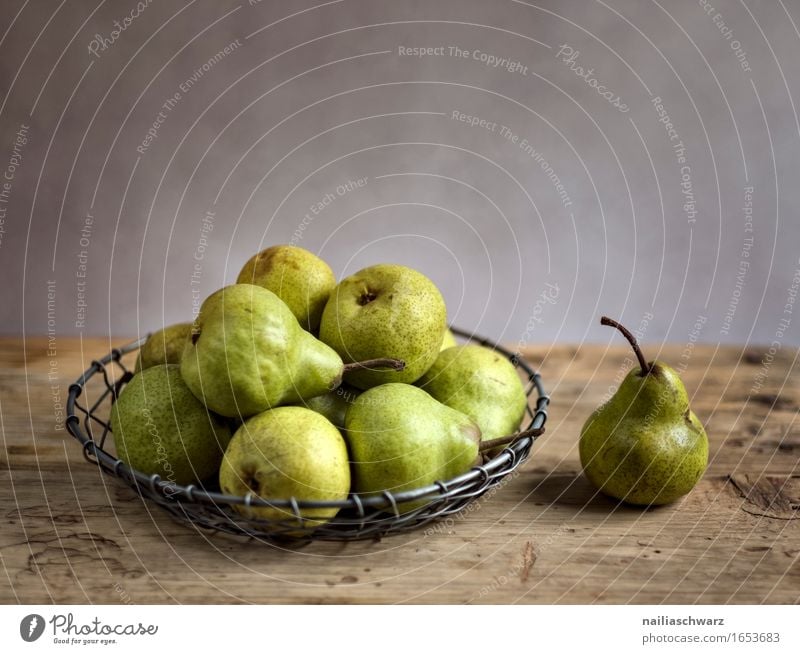 Stillleben mit Birnen Lebensmittel Frucht Dessert Bioprodukte Vegetarische Ernährung Diät Fasten Schalen & Schüsseln Holz Metall Duft frisch Gesundheit lecker