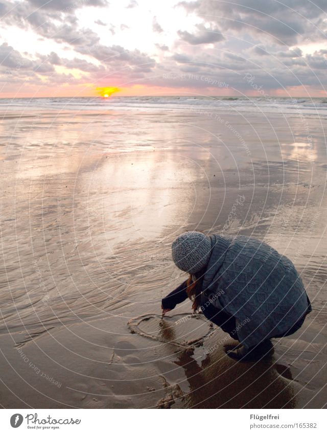 gedankenvoll Ferne Freiheit feminin 1 Mensch Sand Wasser Wolken Horizont Sonnenaufgang Sonnenuntergang Herbst Küste Strand Mütze brünett langhaarig Schreibstift