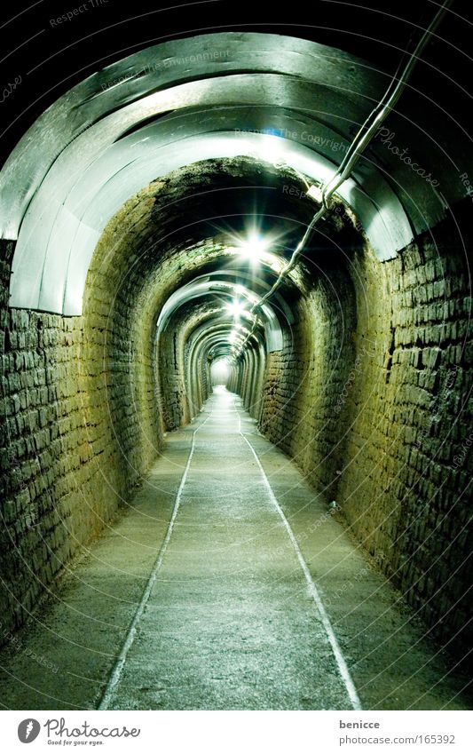 Unendlicher Weg Tunnel Bergbau Höhle Licht Lampe grün Gleise Abwasserkanal Kanalisation lang seegrotte Bergarbeiter Schaubergwerk Deutsches Bergbau-Museum Mine