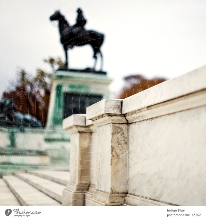 Reiter Farbfoto Außenaufnahme Strukturen & Formen Menschenleer Tag Unschärfe Schwache Tiefenschärfe Zentralperspektive Kunst Skulptur Kultur Washington DC USA