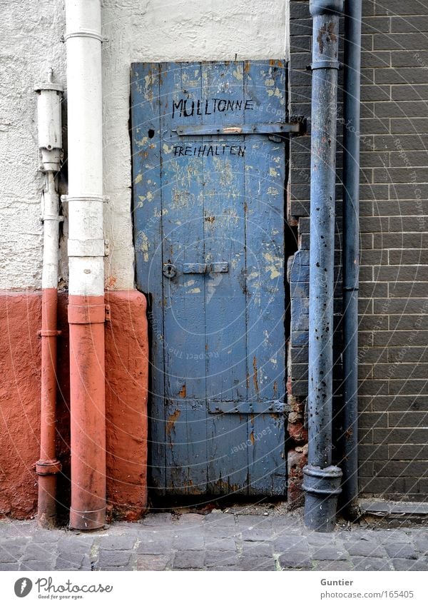 Platznot Farbfoto Gedeckte Farben mehrfarbig Außenaufnahme Menschenleer Textfreiraum Mitte Tag Kontrast Zentralperspektive Altstadt Haus Mauer Wand Fassade Tür